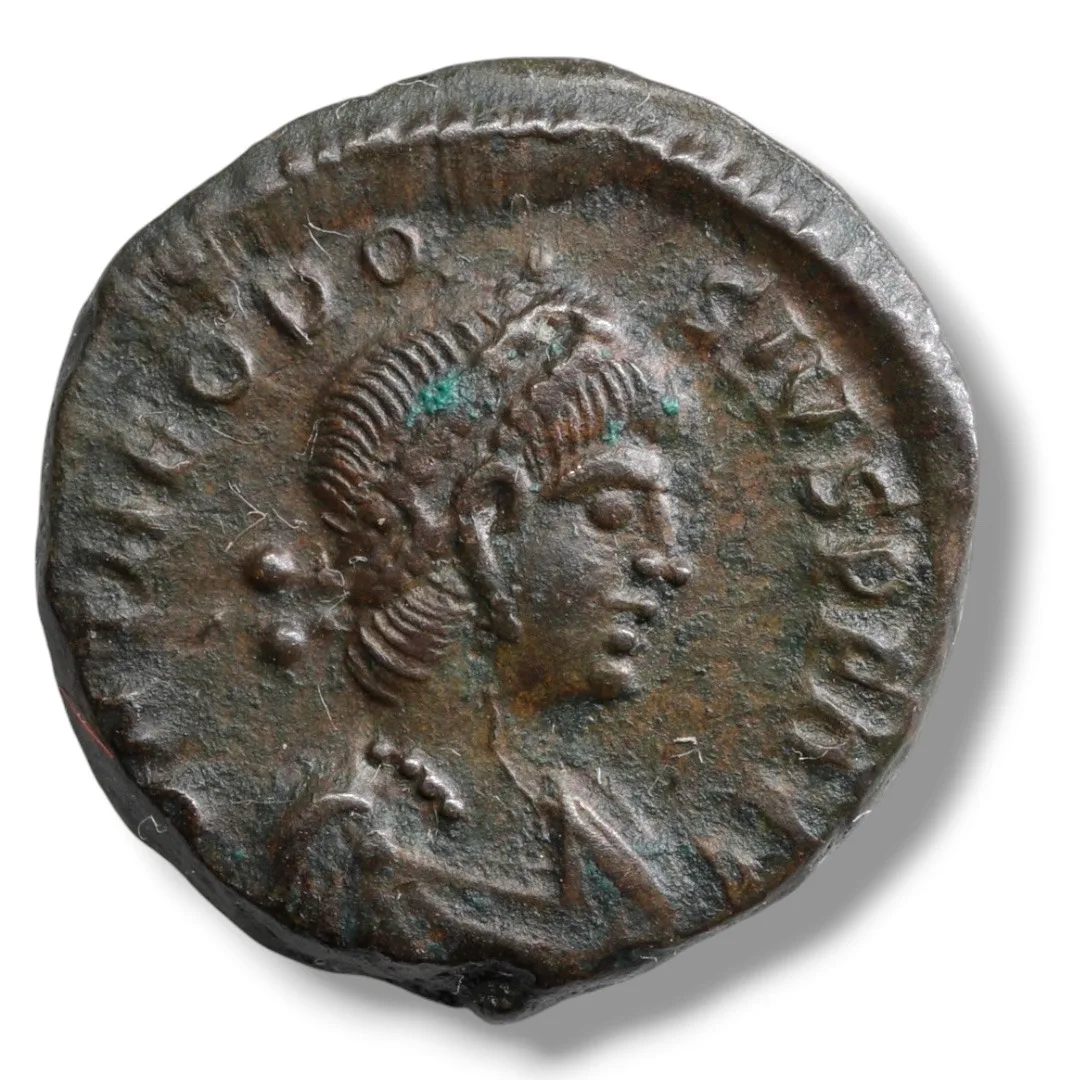 Theodosius I (AD 379-395) – AE4, Constantinople Mint – SALVS REIPVBLICAE / Victory with Captive – RIC IX 86b