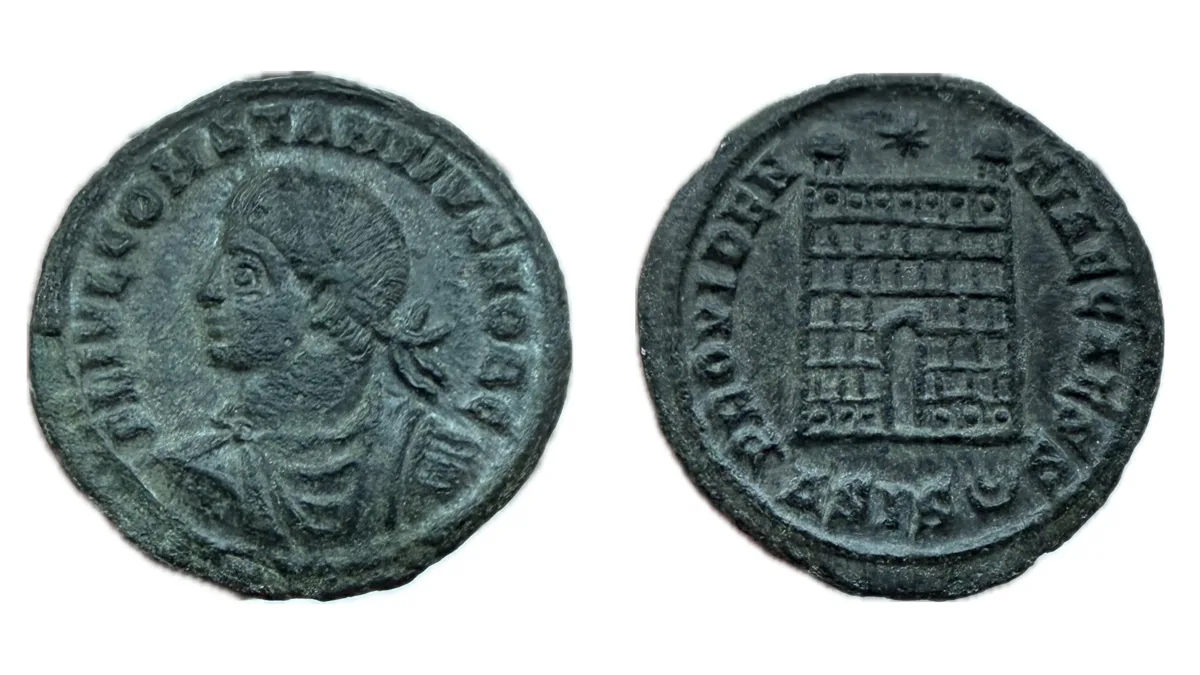 Constantius II AE3 - Campgate