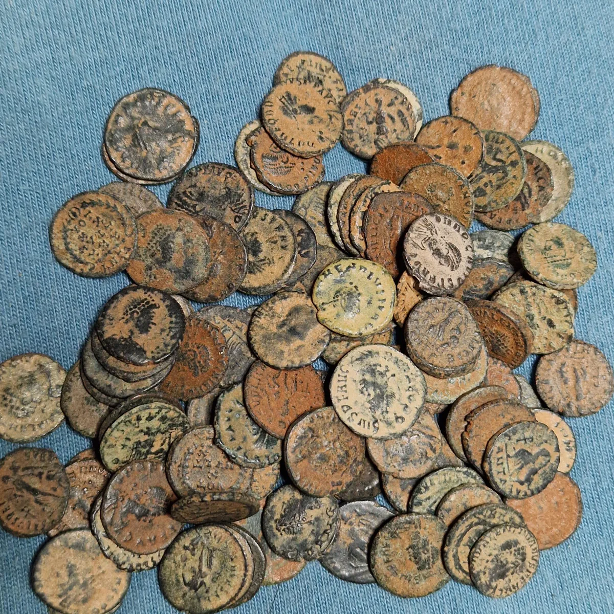 Lot of 100 4th century bronzes. AE