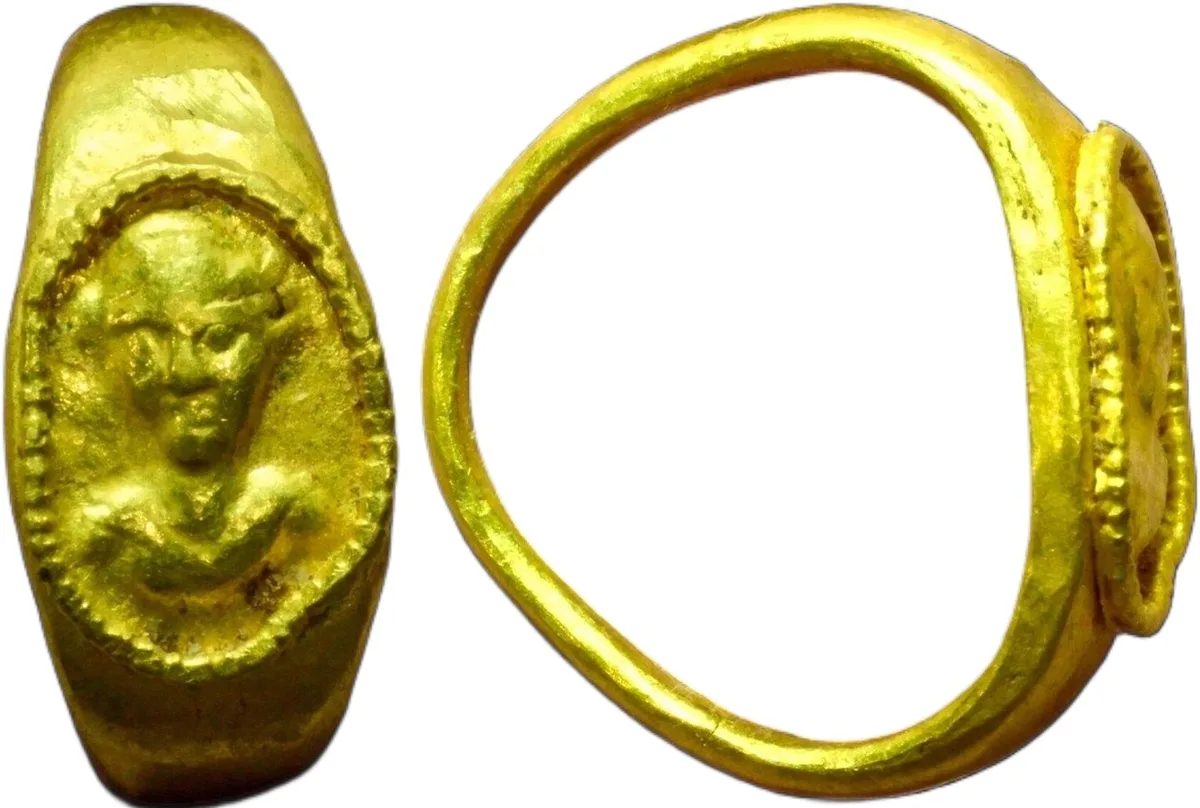 Gold ring. Roman Imperial Period 1st-3rd Century AD.