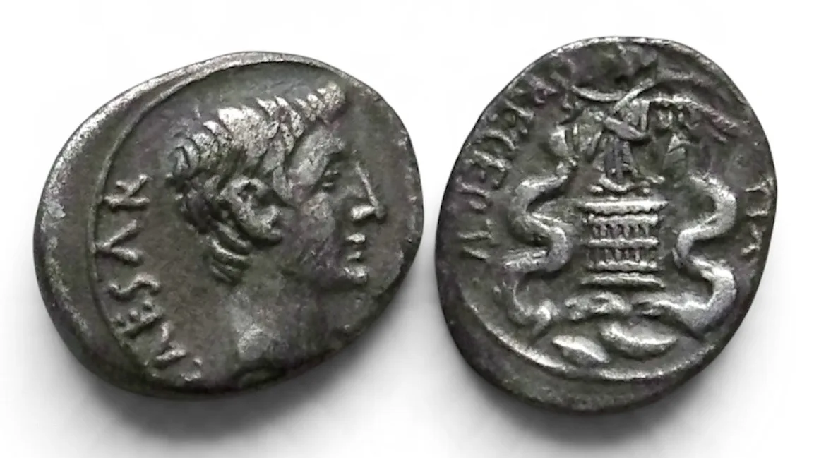 The Triumvirs. Octavian 29-27 BC. AR Quinarius (1.72 g). Italian mint, Rome?