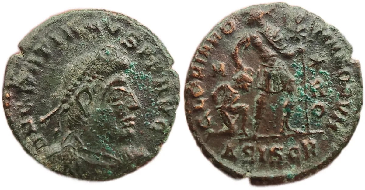 Gratian with captive and Chi Rho standard