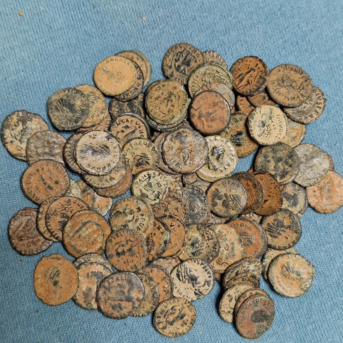 Lot of 100 4th century bronzes. AE