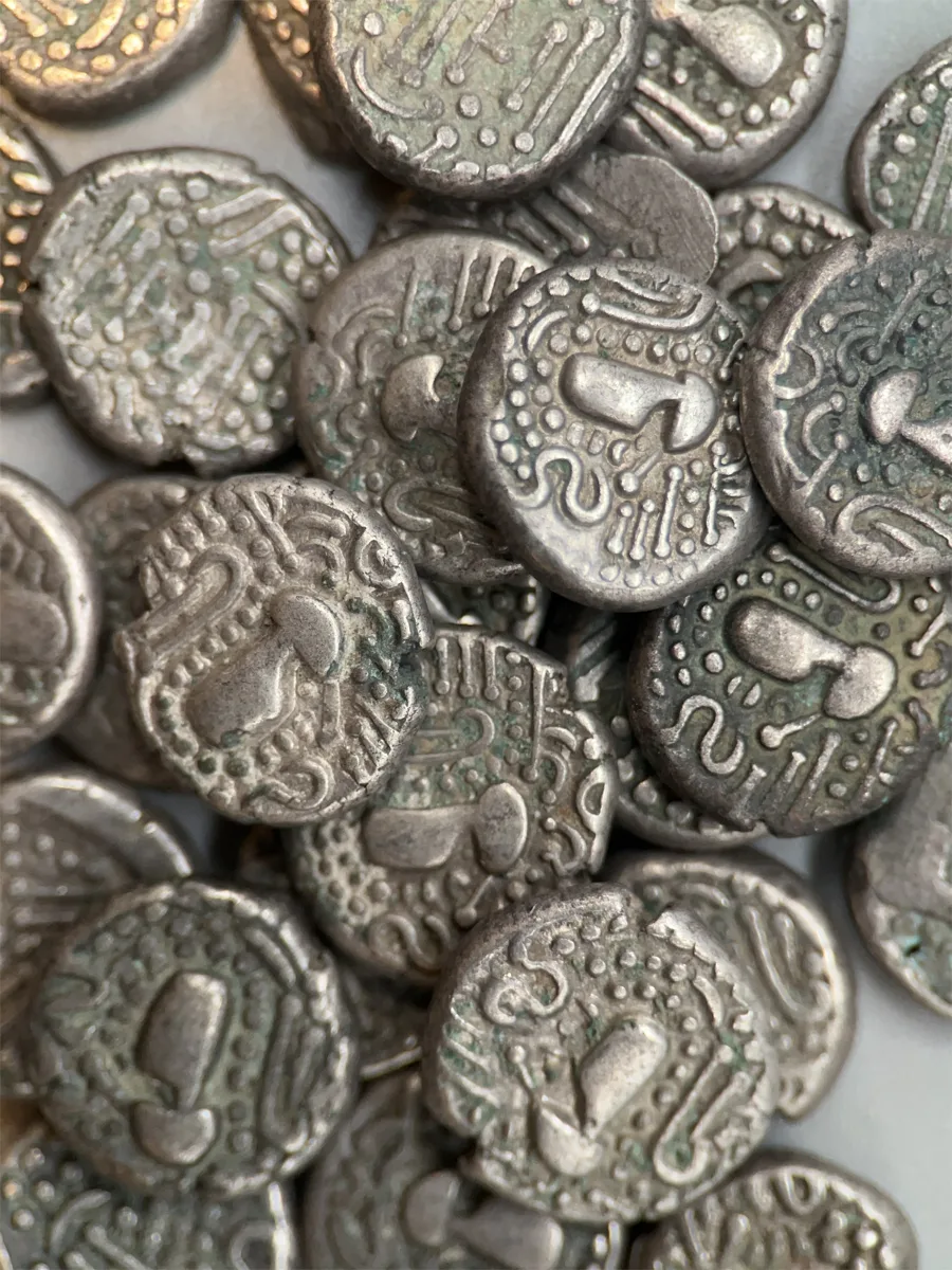 LOT of 30 AR gadhaiya paisas, all with stylized Sasanian designs ~4.2g each